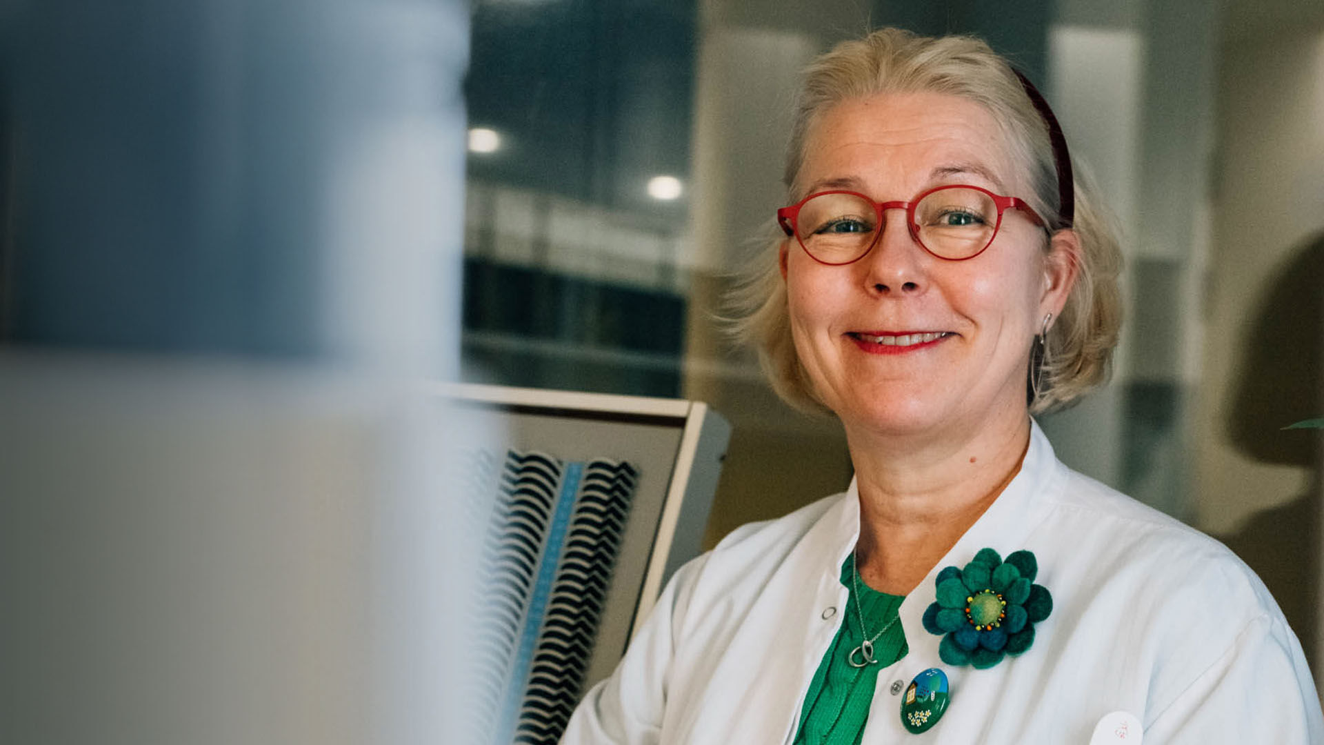 Ystävällinen silmälääkäri hymyilee kameralle